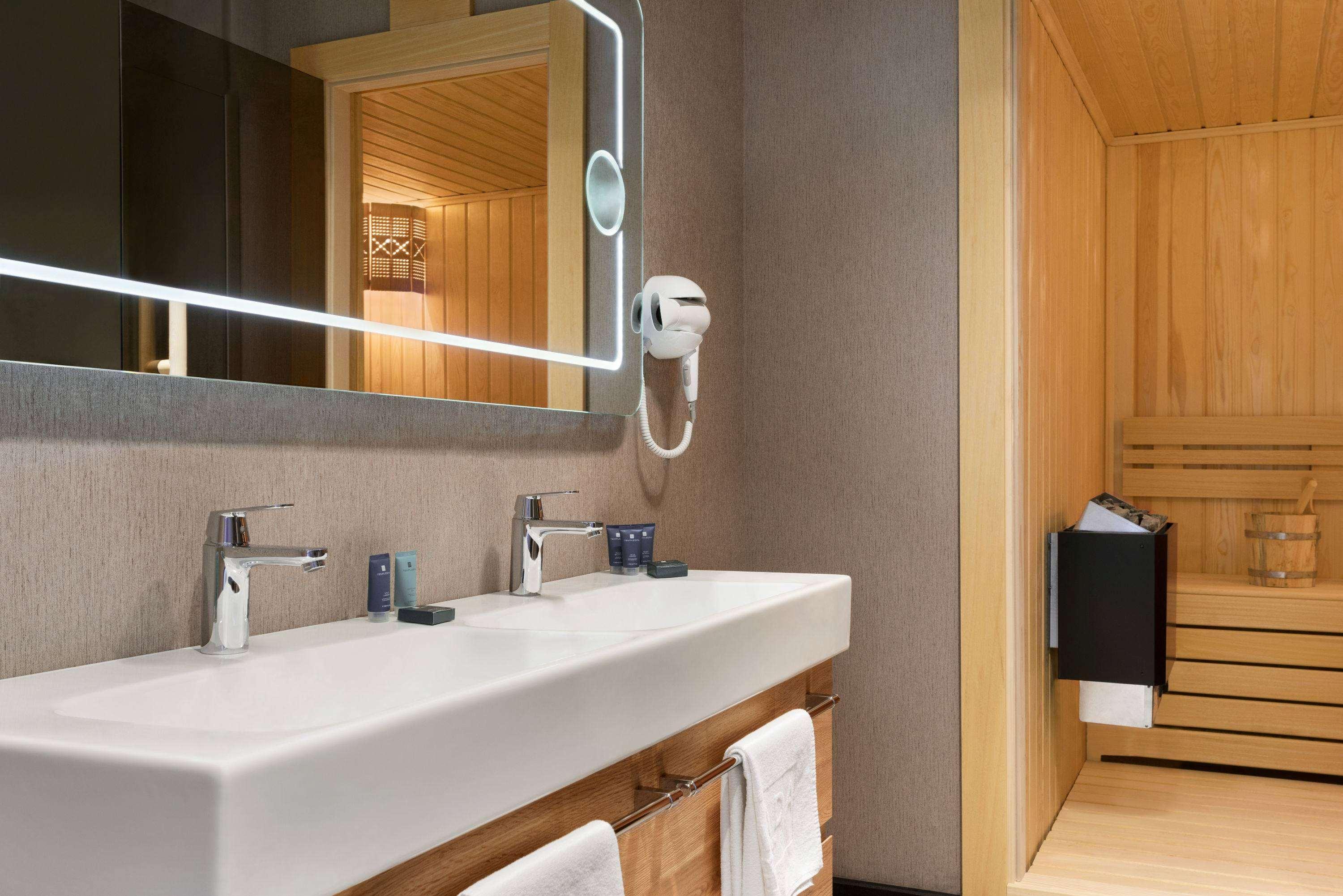 Ramada By Wyndham Tire Hotel Екстериор снимка
