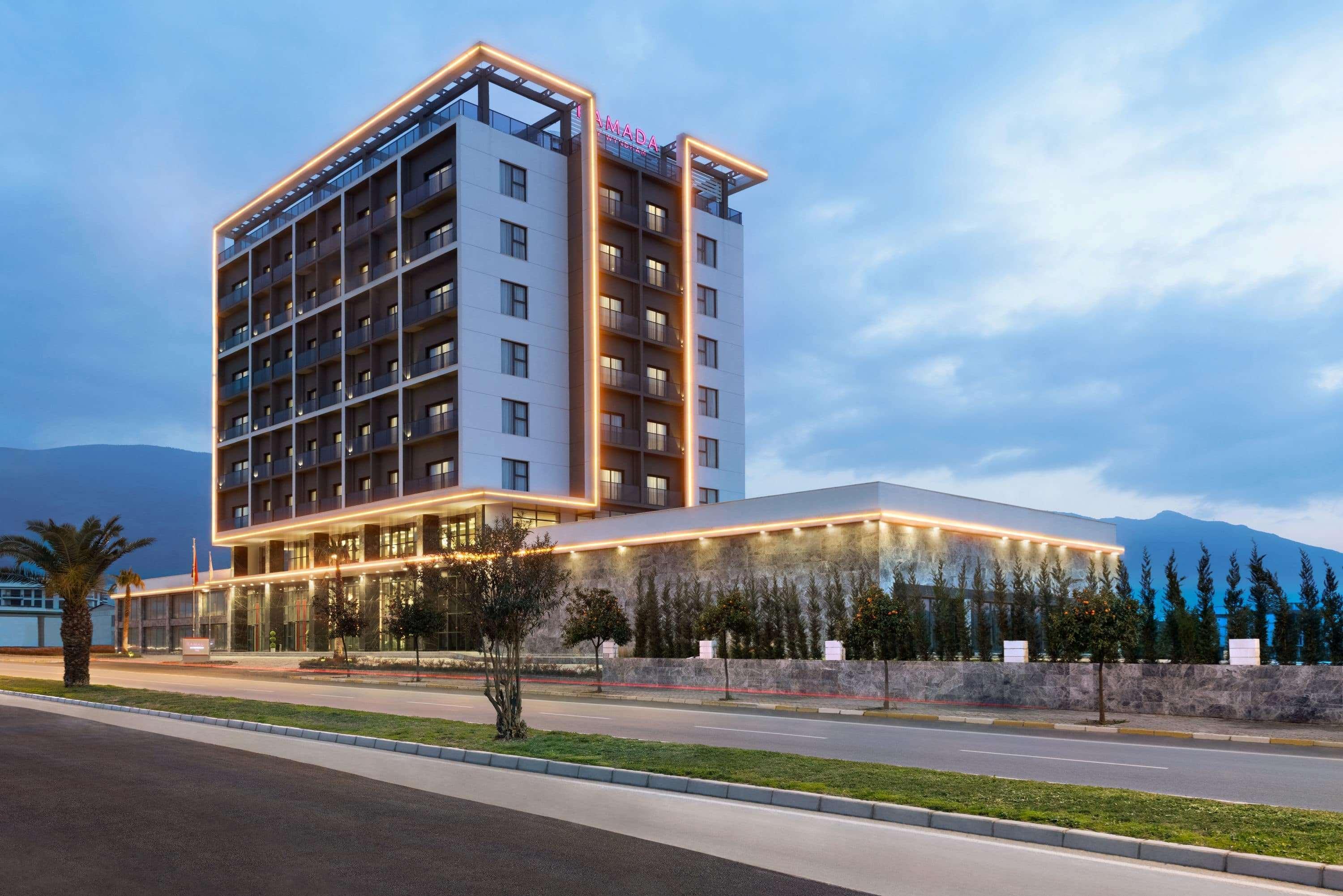 Ramada By Wyndham Tire Hotel Екстериор снимка