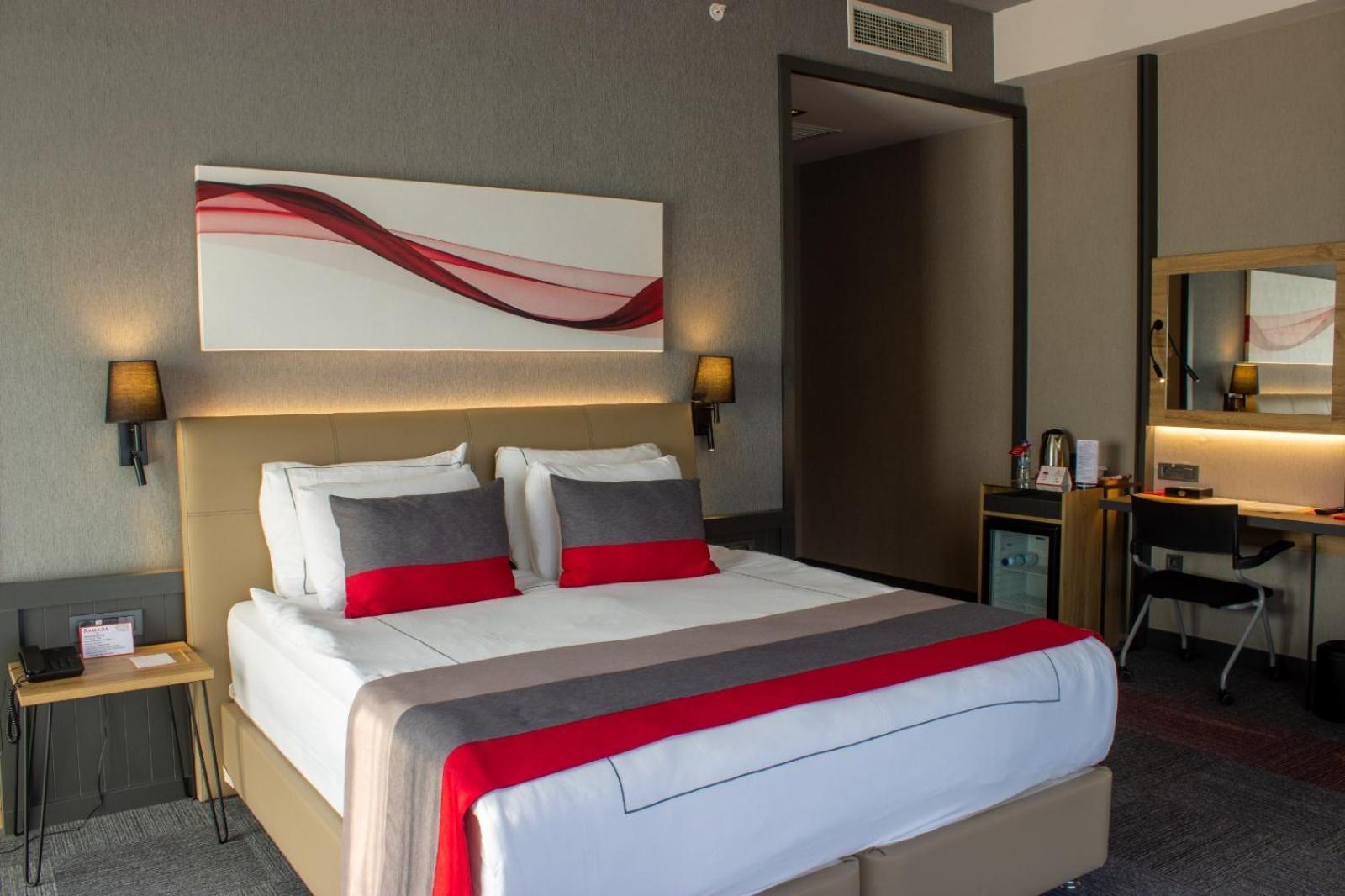 Ramada By Wyndham Tire Hotel Екстериор снимка
