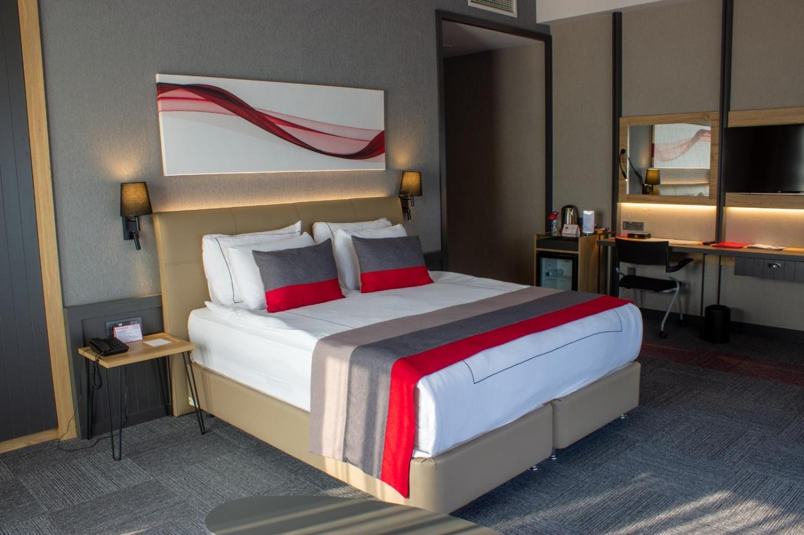Ramada By Wyndham Tire Hotel Екстериор снимка
