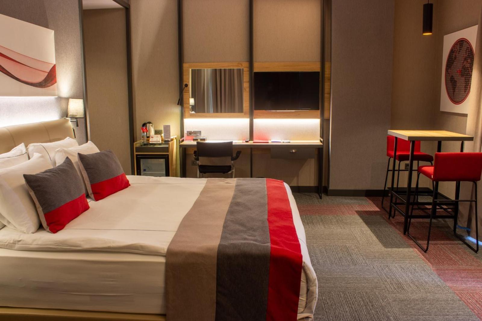 Ramada By Wyndham Tire Hotel Екстериор снимка