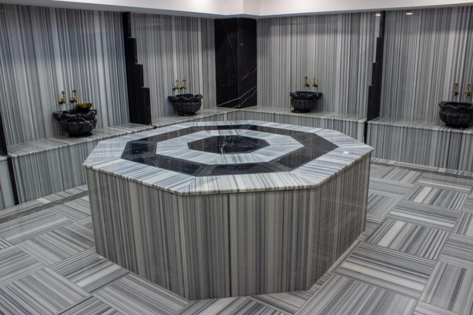 Ramada By Wyndham Tire Hotel Екстериор снимка
