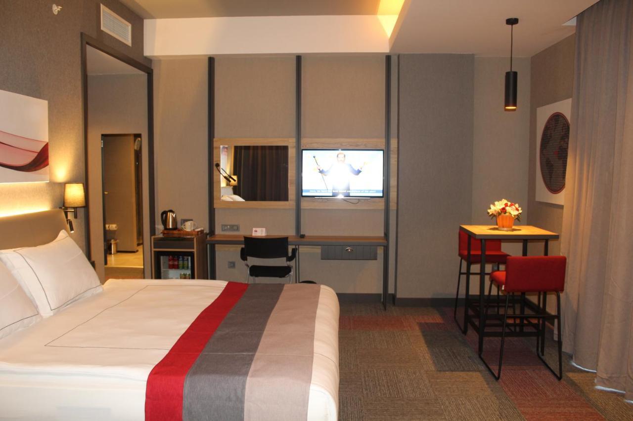 Ramada By Wyndham Tire Hotel Екстериор снимка