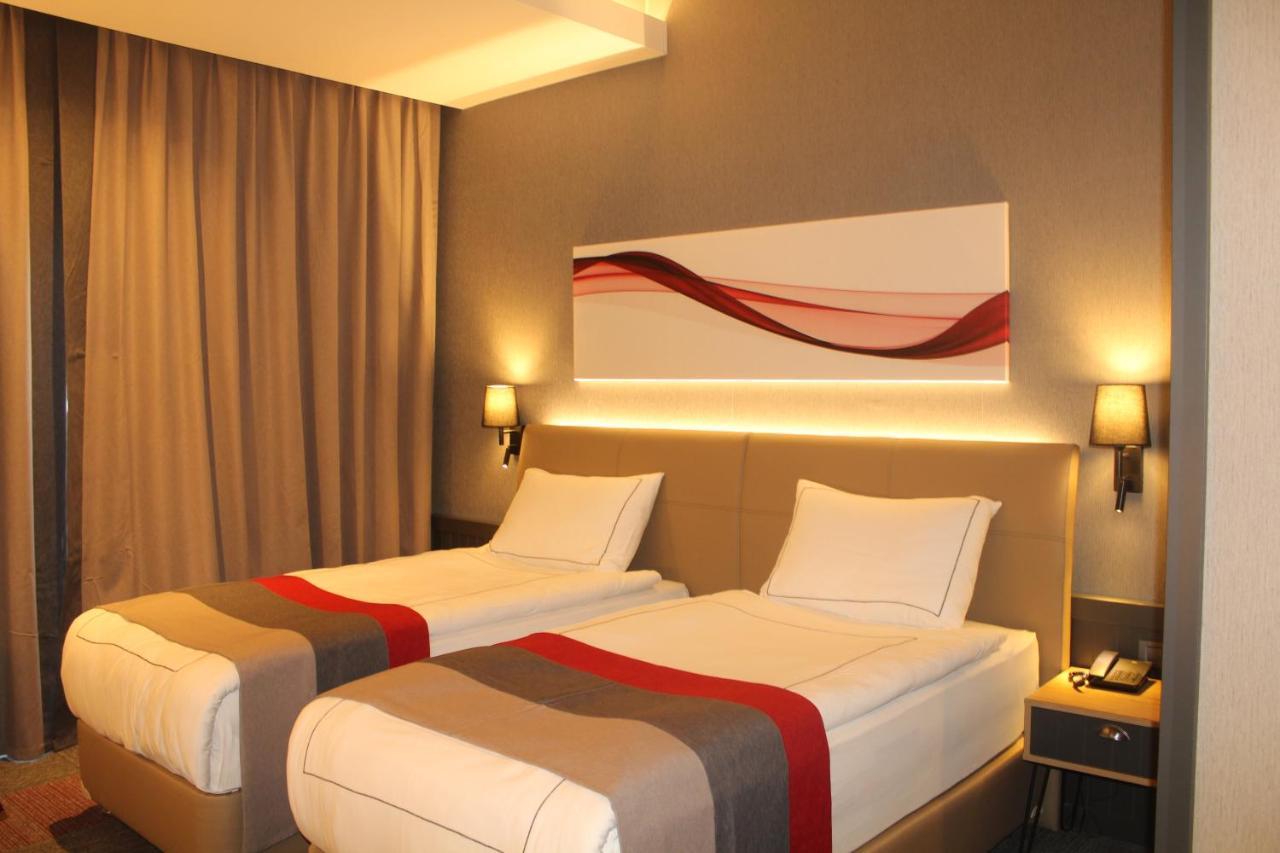 Ramada By Wyndham Tire Hotel Екстериор снимка