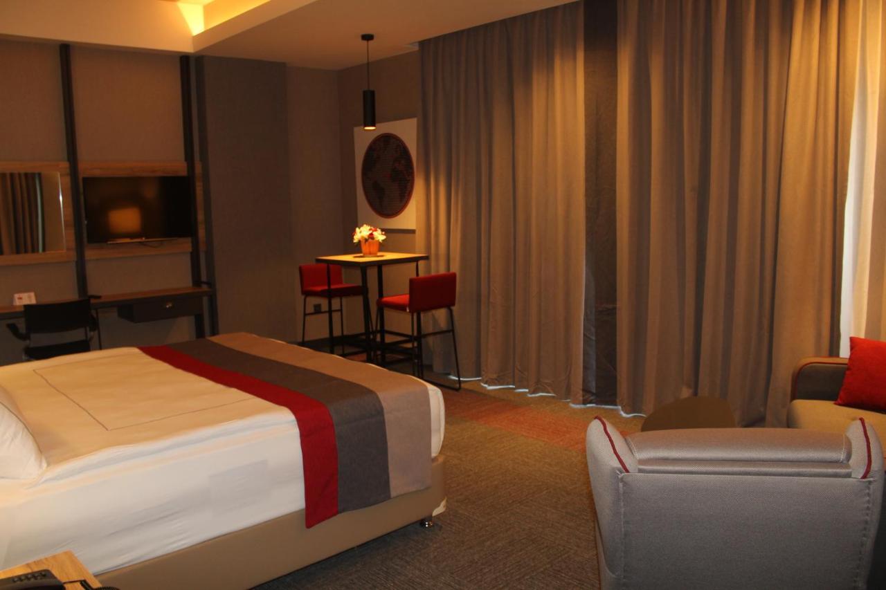Ramada By Wyndham Tire Hotel Екстериор снимка