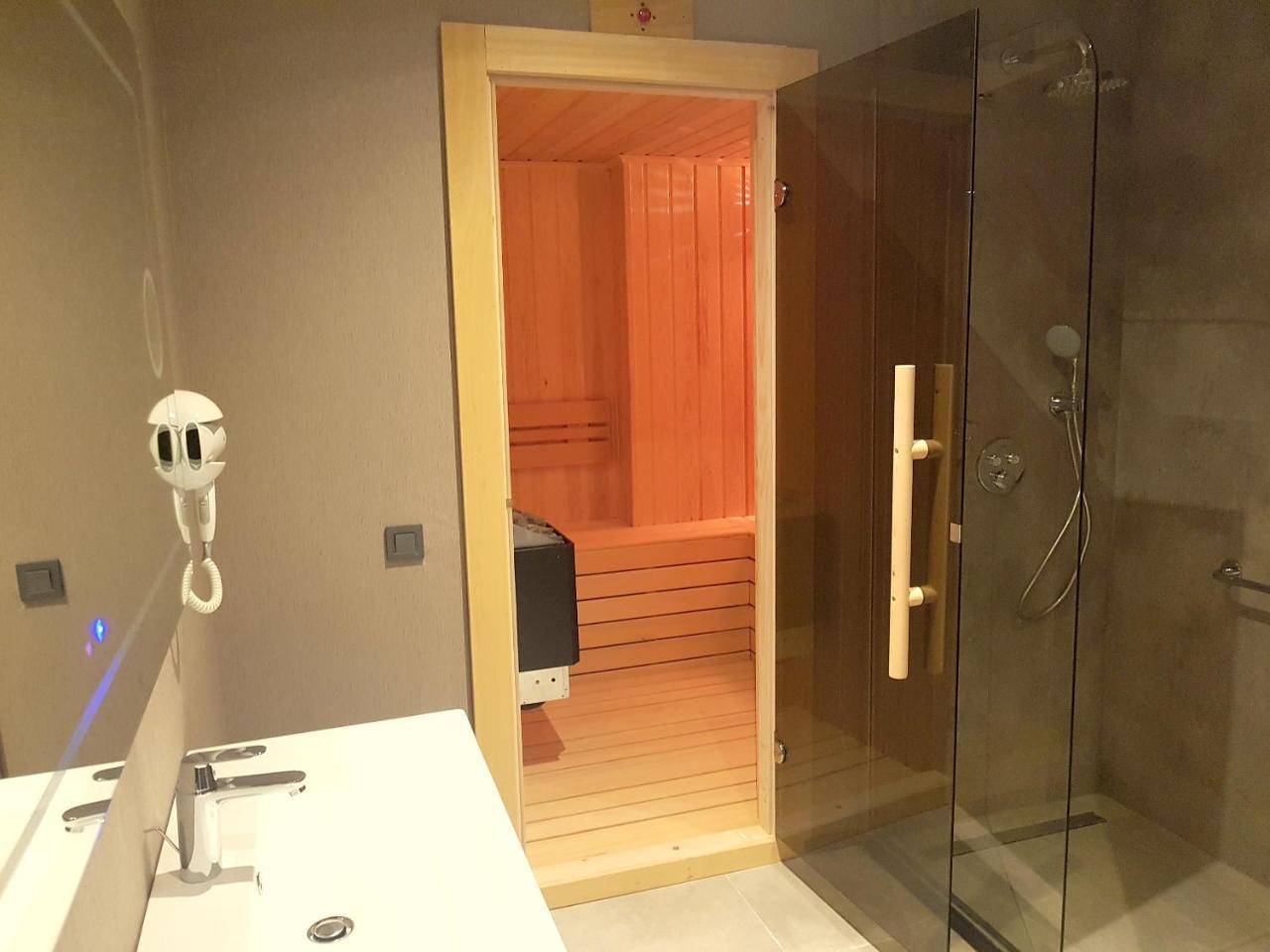 Ramada By Wyndham Tire Hotel Екстериор снимка