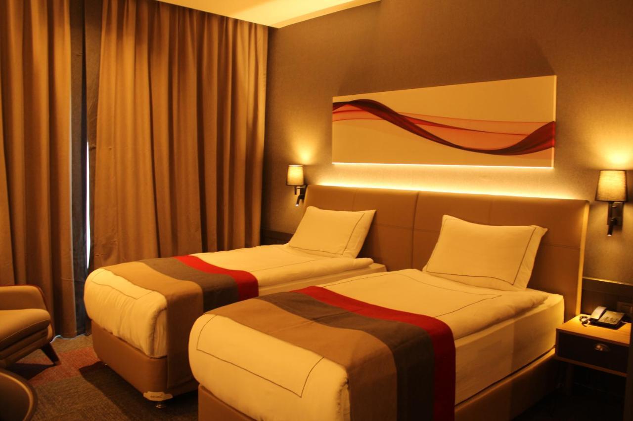 Ramada By Wyndham Tire Hotel Екстериор снимка